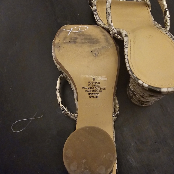 Express size 6 snake print sandal - Picture 3 of 4